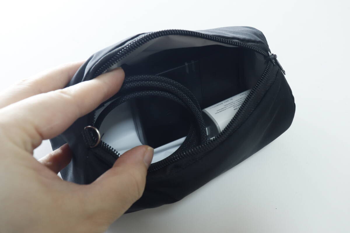 100均で理想形を見つけた！ファスナー開けて即買い決定！ありそうでなかった黒ポーチ