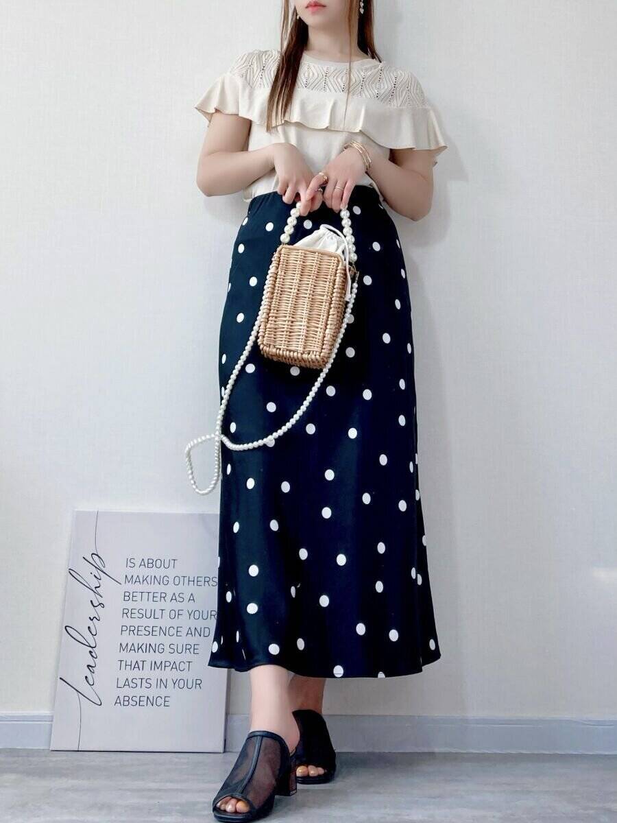 「ドット柄は子どもっぽくなりそうで…」GUのサテンスカートが覆す大人の着こなし術