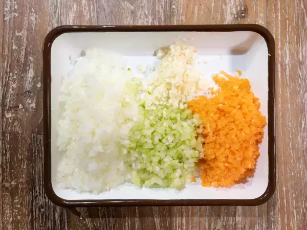 刻んで煮込んでお店の味！野菜たっぷり「ワンパンボロネーゼ」