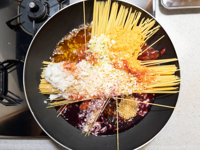 刻んで煮込んでお店の味！野菜たっぷり「ワンパンボロネーゼ」