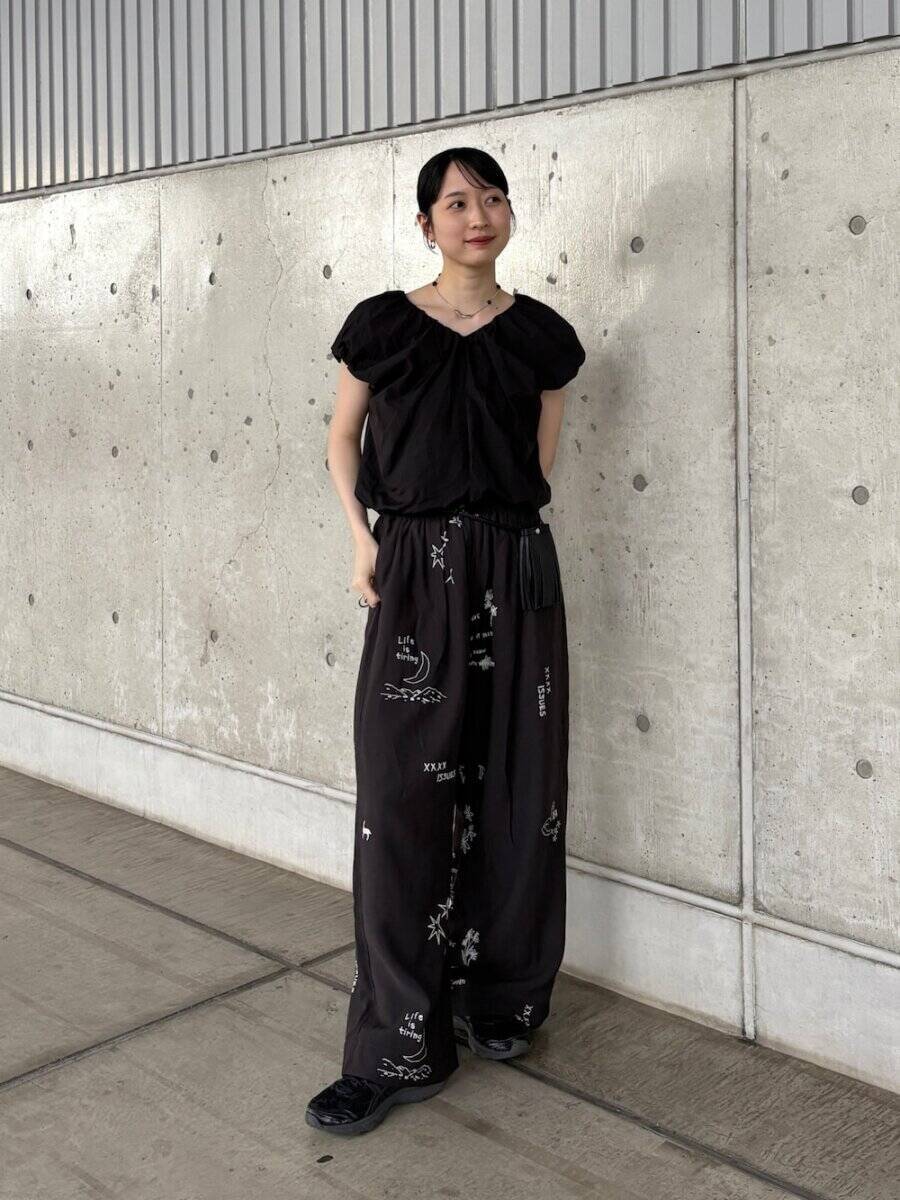 ラクだけど一歩間違えるとパジャマに見える！？イージーパンツを手抜きに見せない着こなし方