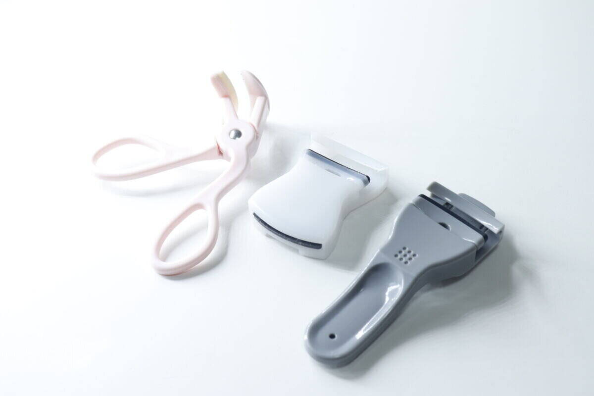 携帯用って持ちにくいと思ってた…持ち手付きの100均優秀メイクグッズ