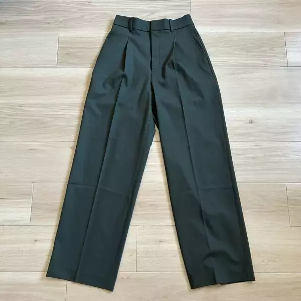 ユニクロで今売り切れ続出！美シルエットでスタイルUP♡人気のパンツに新しいの出た～！