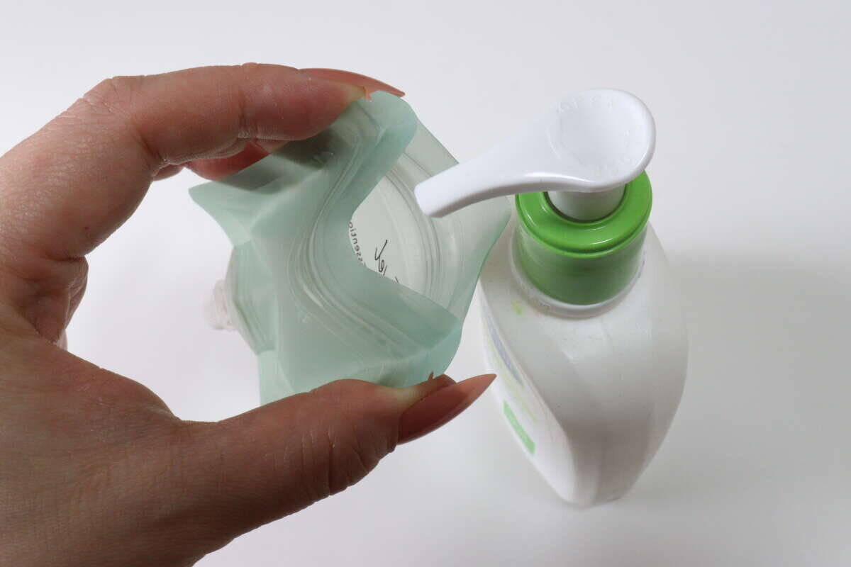 ついにハイブリッドタイプ出た！より安心して持ち運べる！もう手放せない100均詰め替えパウチ