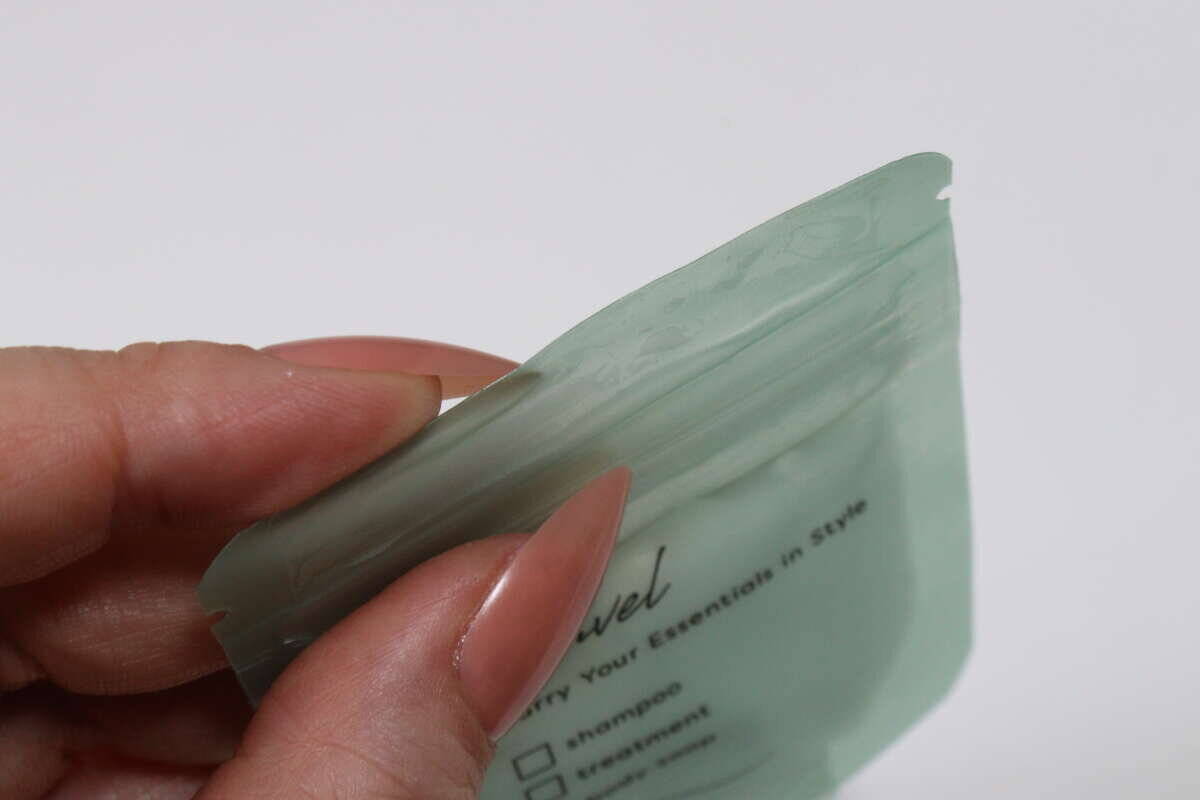 ついにハイブリッドタイプ出た！より安心して持ち運べる！もう手放せない100均詰め替えパウチ