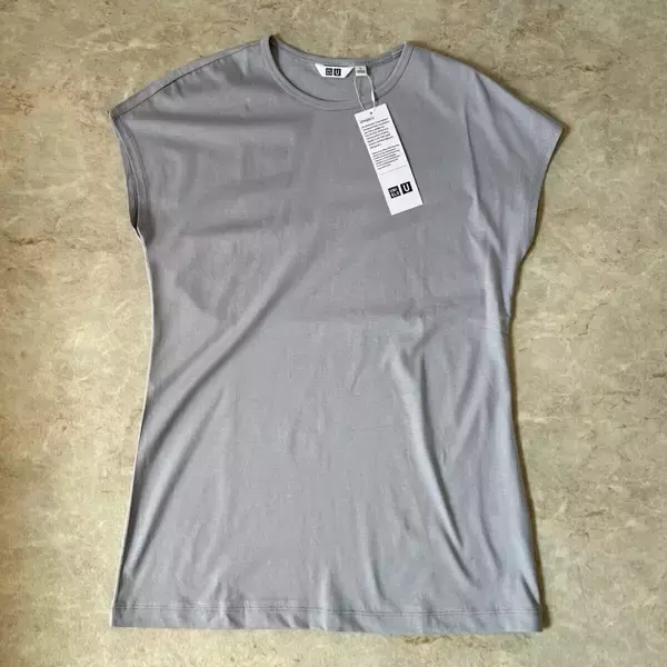 二の腕が気になって半袖を諦めてた…！ユニクロくすみカラーTで叶える大人の着こなし術