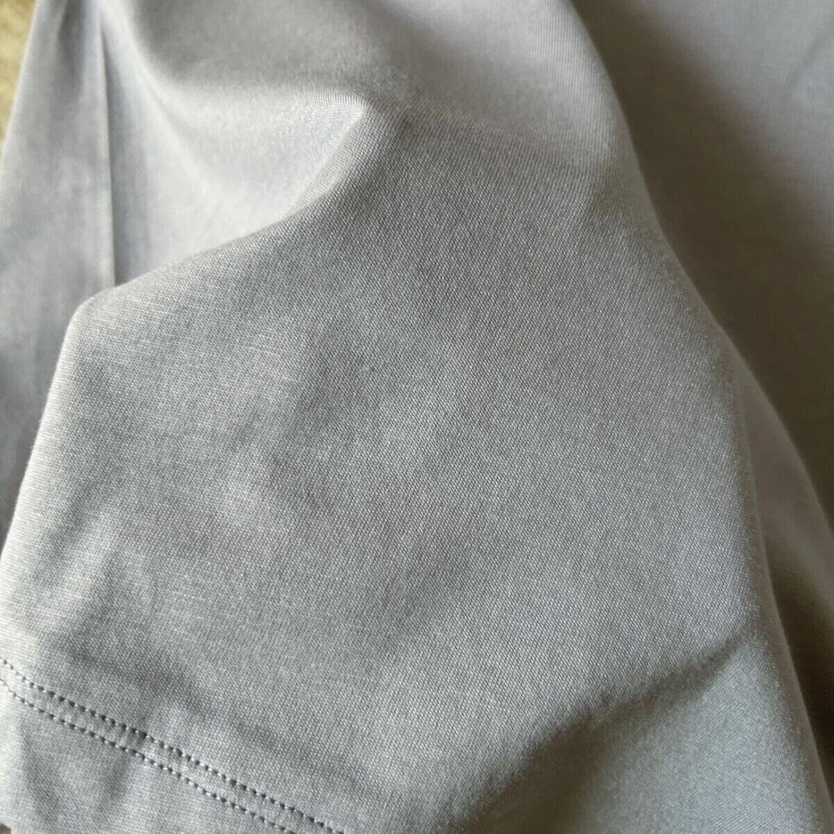 二の腕が気になって半袖を諦めてた…！ユニクロくすみカラーTで叶える大人の着こなし術