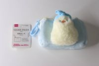 この可愛さは反則だよ…！「目が合った瞬間買うしかなかった！」100均ふわふわミニポーチ