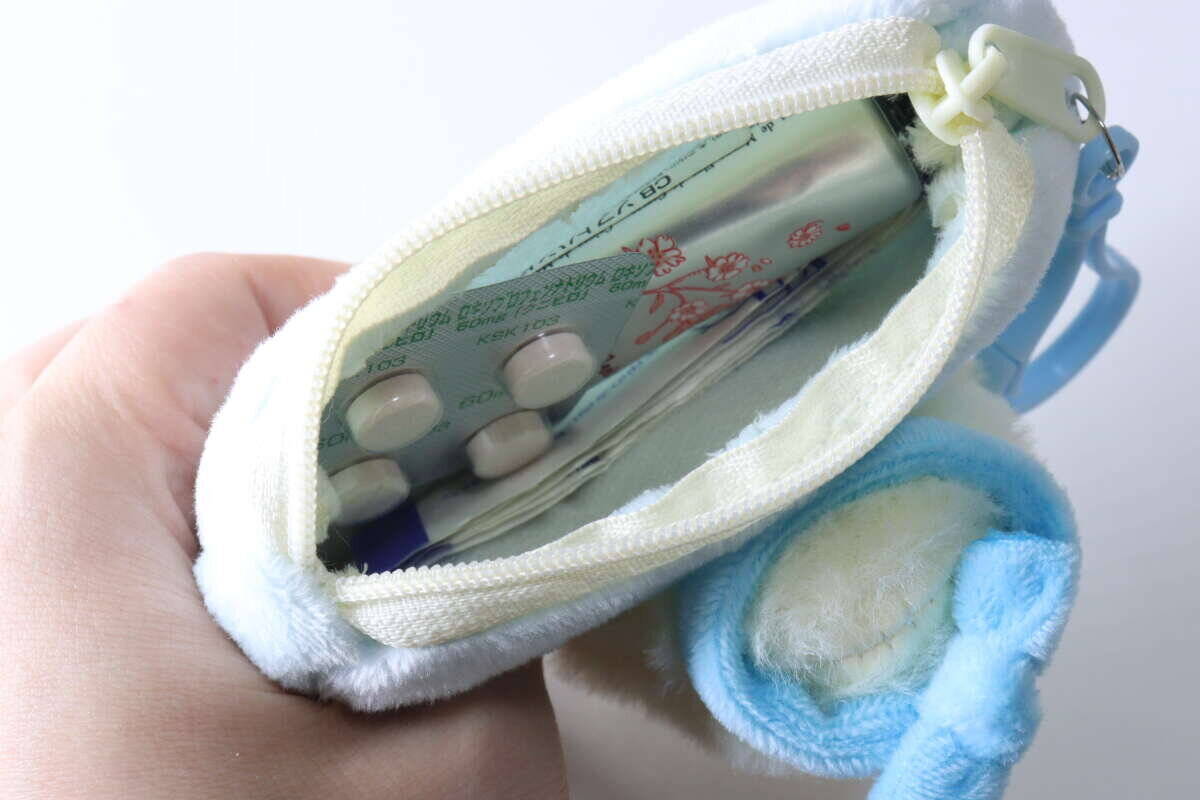 この可愛さは反則だよ…！「目が合った瞬間買うしかなかった！」100均ふわふわミニポーチ