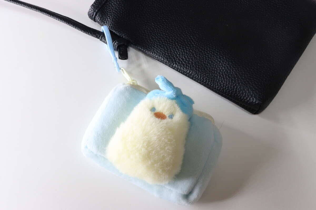 この可愛さは反則だよ…！「目が合った瞬間買うしかなかった！」100均ふわふわミニポーチ