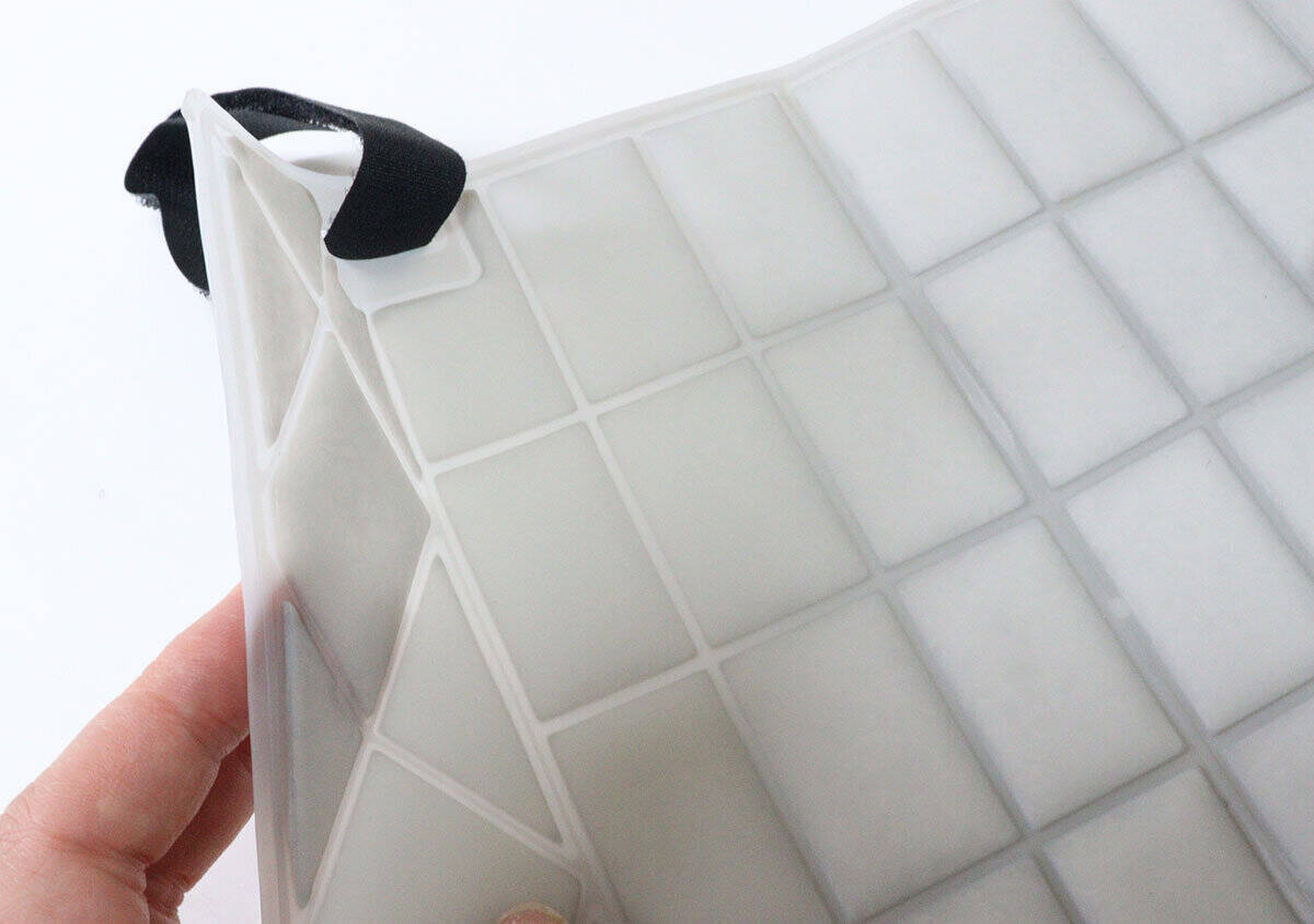 やってくれるじゃん！夏の必須アイテムがリュック用に！軽さに驚いた100均便利グッズ