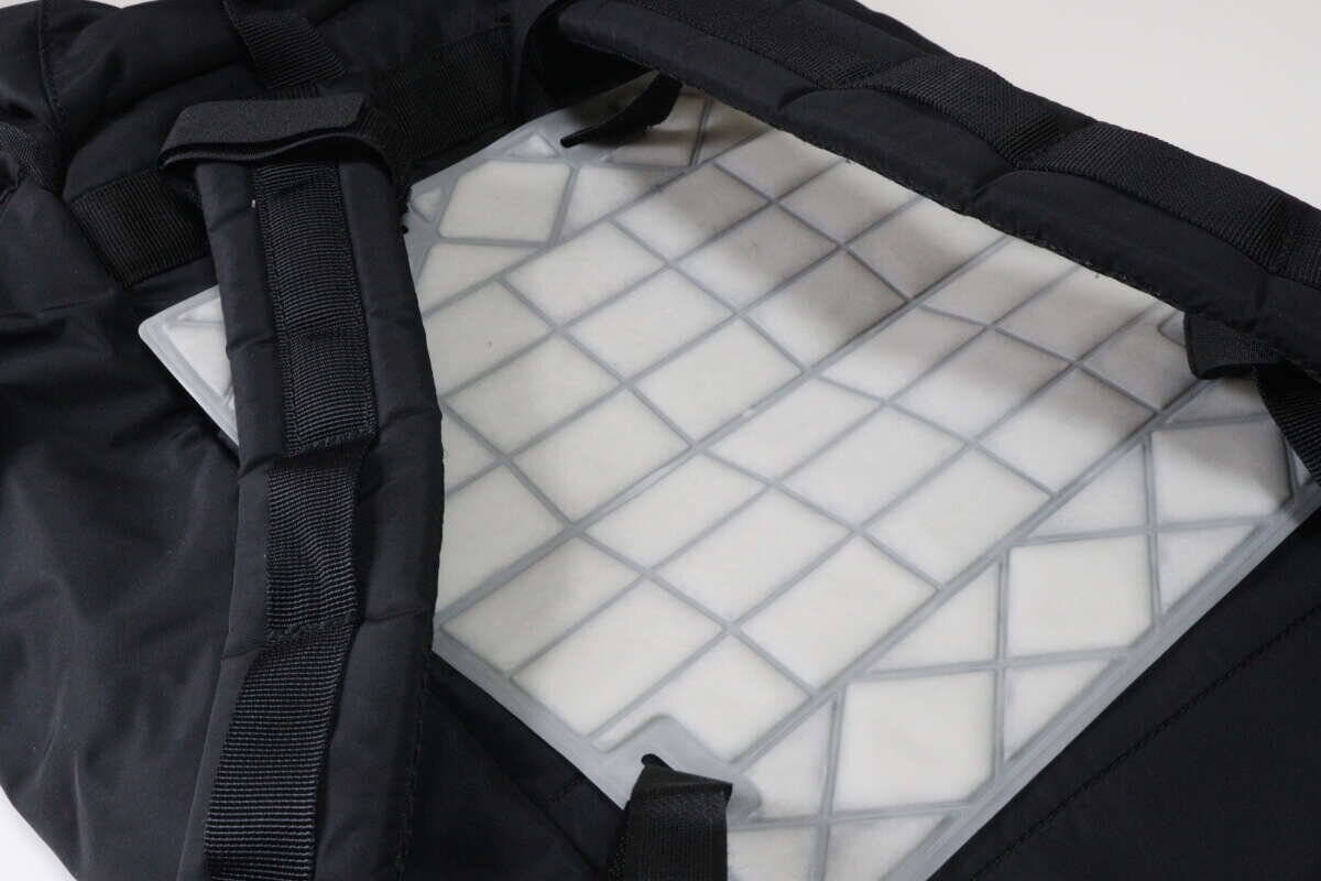 やってくれるじゃん！夏の必須アイテムがリュック用に！軽さに驚いた100均便利グッズ