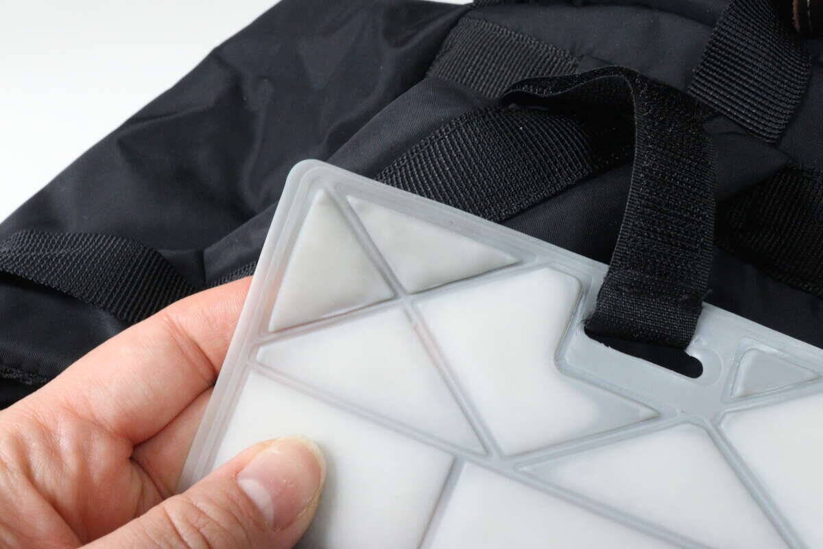 やってくれるじゃん！夏の必須アイテムがリュック用に！軽さに驚いた100均便利グッズ