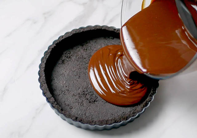材料4つ！オーブン不要♡オレオが生チョコタルトに大変身するレシピ