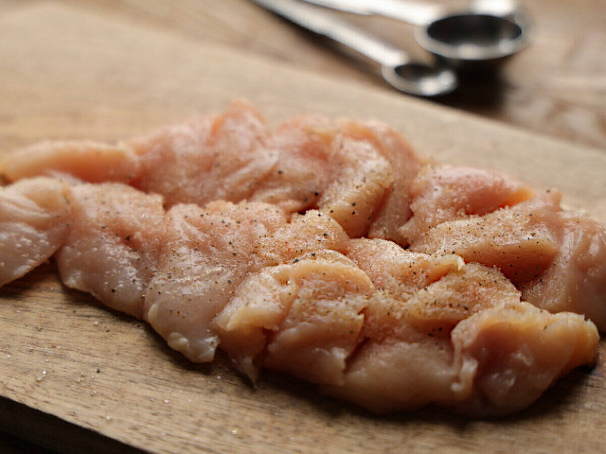 「トマトとの相性よすぎ！」「助けて…白ごはんが止まらない！」鶏むね肉とトマトの甘辛ねぎだれ
