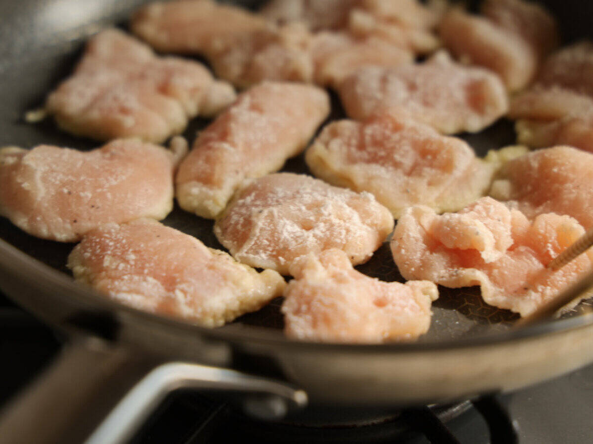 「トマトとの相性よすぎ！」「助けて…白ごはんが止まらない！」鶏むね肉とトマトの甘辛ねぎだれ