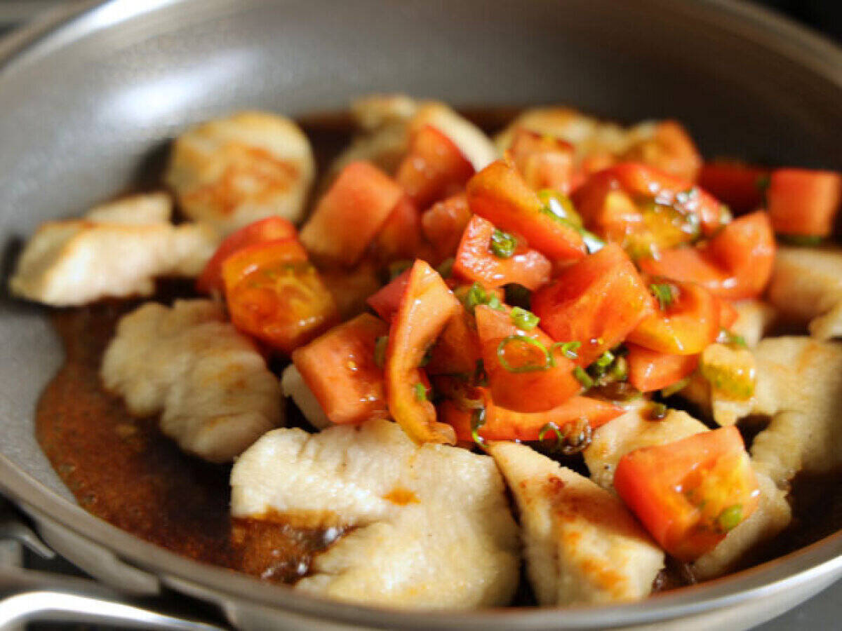 「トマトとの相性よすぎ！」「助けて…白ごはんが止まらない！」鶏むね肉とトマトの甘辛ねぎだれ
