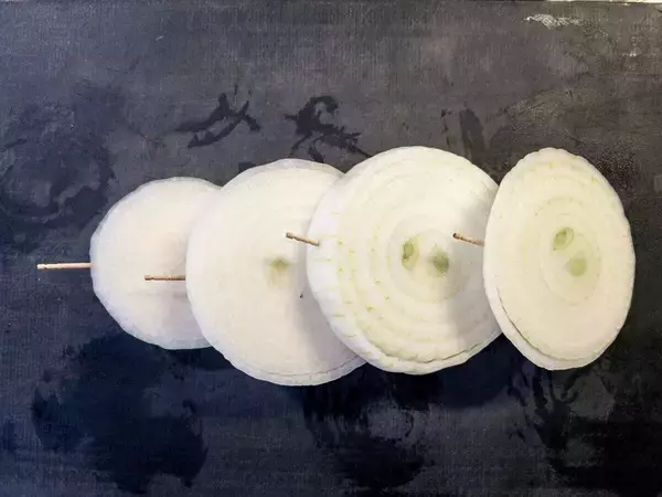 「新玉ねぎあるうちは週5で作る！」「焼くだけなのにとろける～」新玉ねぎの簡単ステーキ