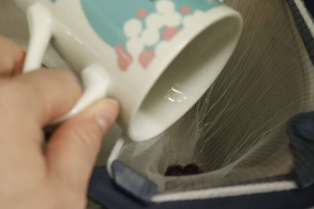 このホルダーを考えた人に拍手！触りたくない場所の掃除が楽になる！キッチンの救世主