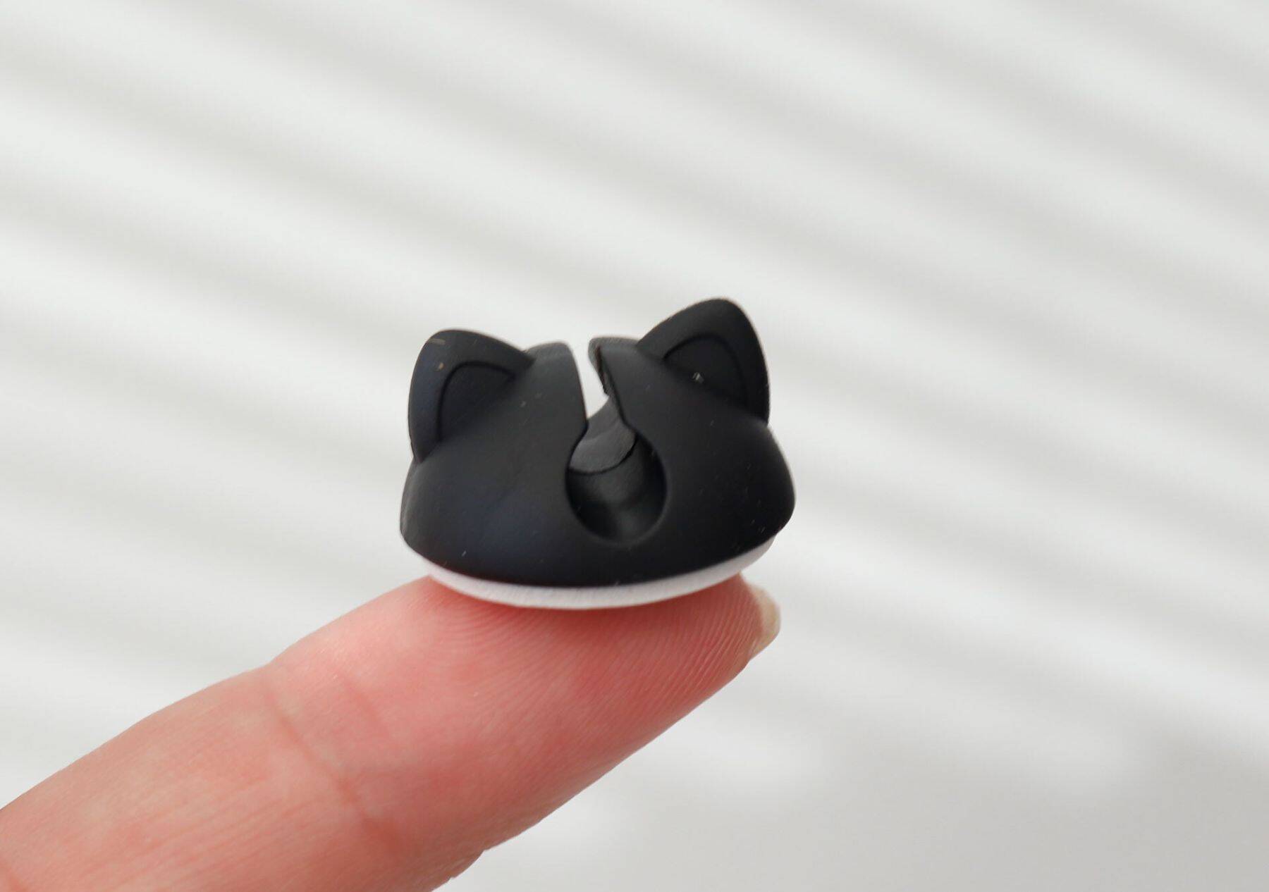 ダイソーのケーブルホルダーが“じゃない所”で大活躍♡やり場に困るアレのお助けグッズ