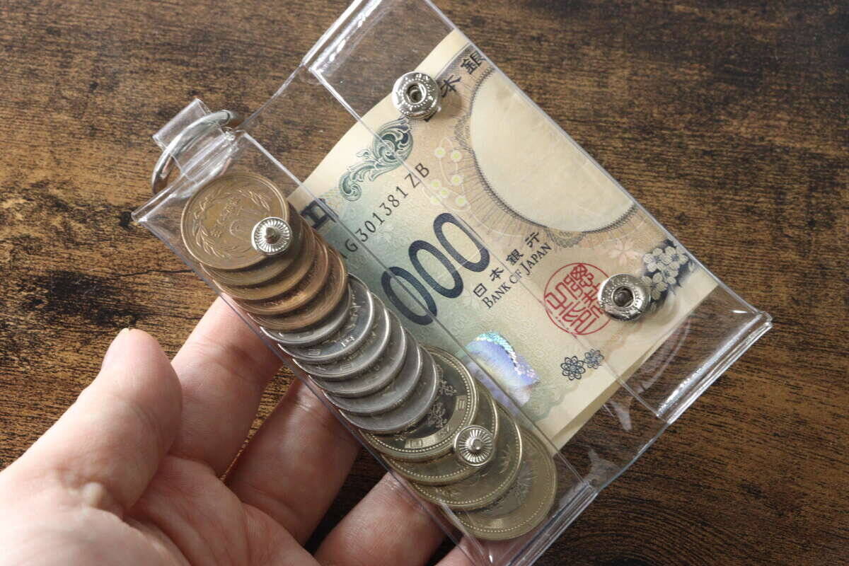 100均で良いの見つけちゃった！「コンパクト派が大歓喜！」驚くほどスリムなミニミニ財布