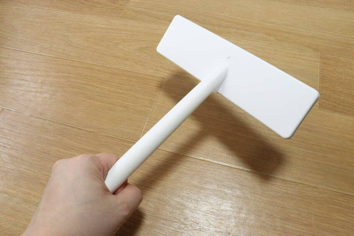 100均のこれ使ってみて！広さと角度が絶妙！日々のちょこっと掃除に便利な柄付きブラシ