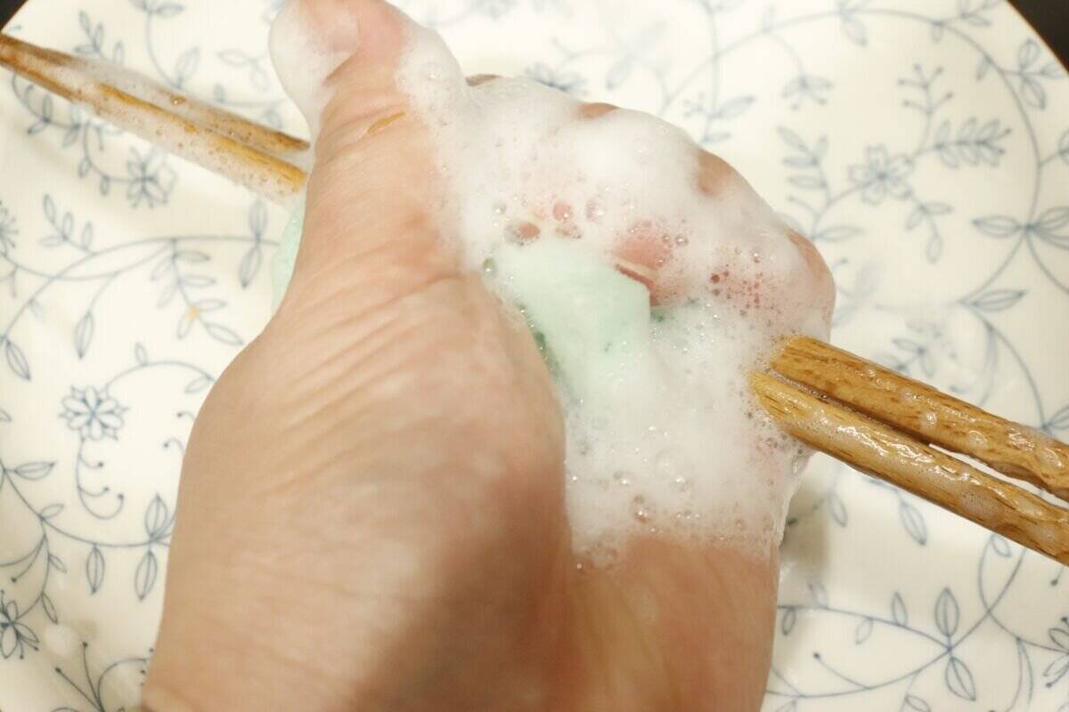 カラフルなタイプが登場！使った後はゴミ箱にポイッ！清潔に使える100均シートスポンジ