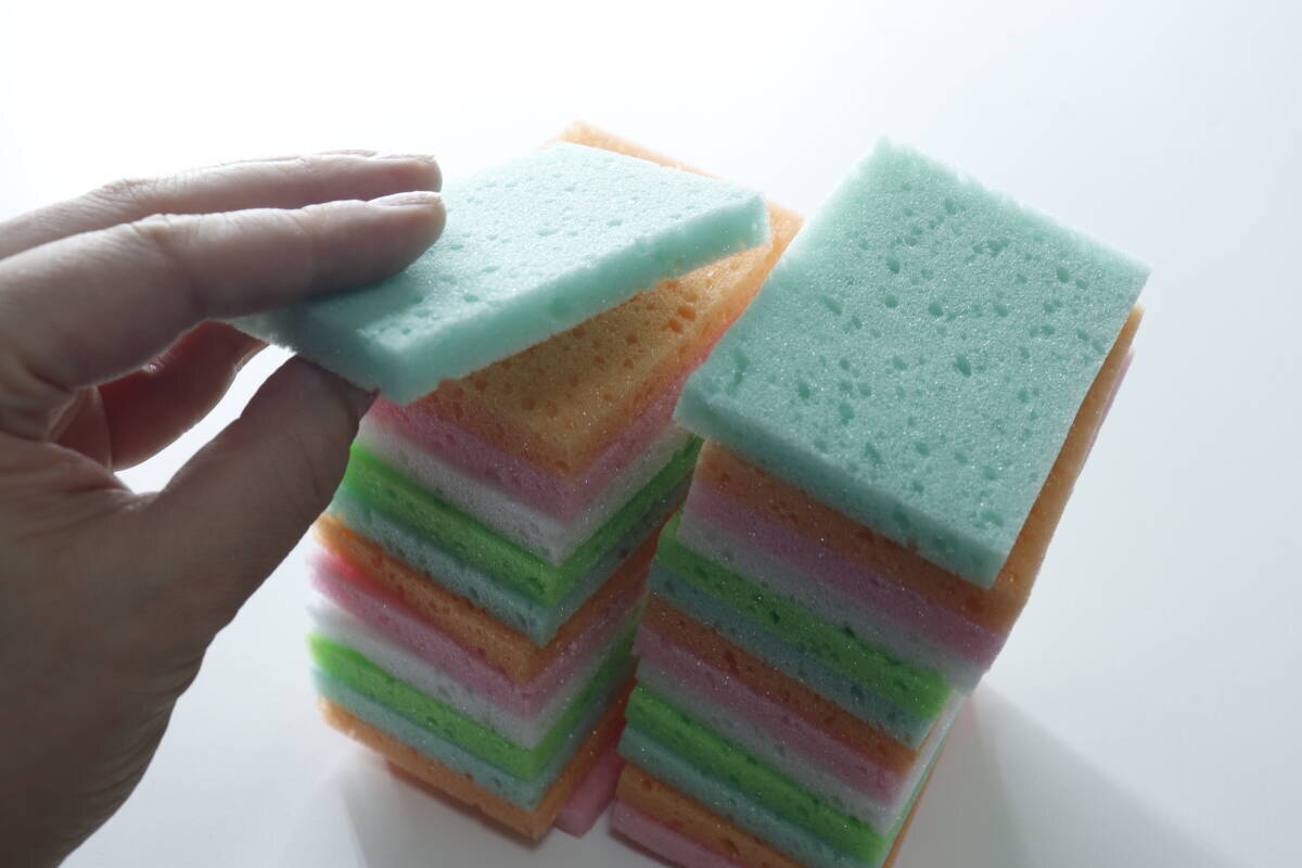 カラフルなタイプが登場！使った後はゴミ箱にポイッ！清潔に使える100均シートスポンジ