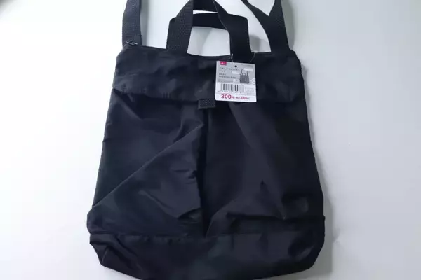 100均ってこんなにクオリティ高いの売ってるの！旅行前に買っといてよかった♡優秀黒バッグ