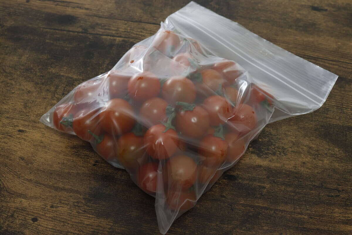 100円なのが不思議だわ！「冷蔵庫の片隅でしなしな…」野菜の延命ができる袋