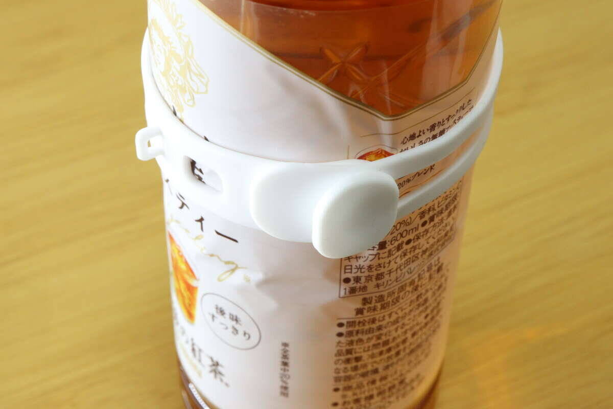 「このタイプ待ってた！」ボトルを賢く持ち歩ける便利な100均ホルダー