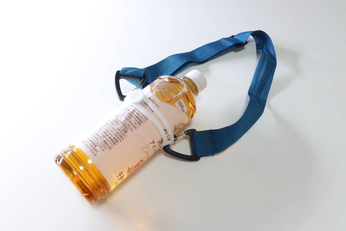 「このタイプ待ってた！」ボトルを賢く持ち歩ける便利な100均ホルダー
