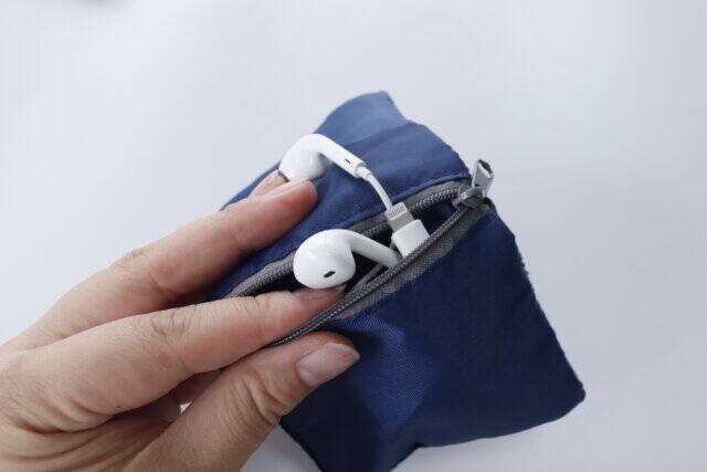 セリアでまた良い商品出てたよ！ポケット付きがありがたい～♡2WAYで使える便利グッズ