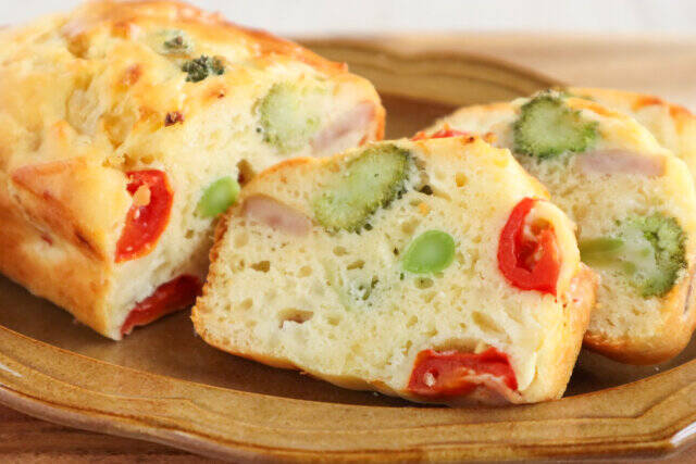 簡単なのにおしゃれ♪ホットケーキミックスで作れる！野菜たっぷり「ケークサレ」レシピ