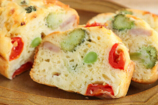 簡単なのにおしゃれ♪ホットケーキミックスで作れる！野菜たっぷり「ケークサレ」レシピ