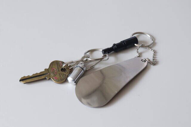 セリアのコレ鍵に付けとくと便利だよ！指だとどうもうまくいかない…毎日使うアレのキーホルダー