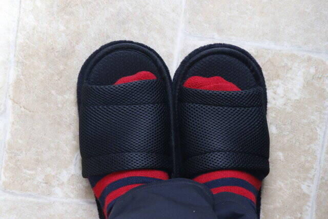 ダイソーさん、お願いずっと売って♡こういうのが欲しかった！履くだけでアレができるスリッパ