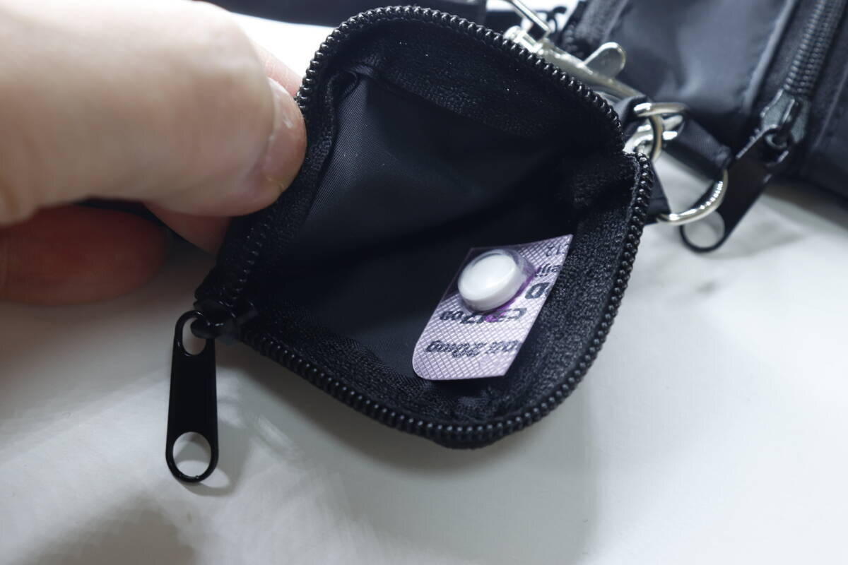 オマケ付きってズルい！こんなとこにも便利な機能が！200円は安すぎる優秀ポーチ