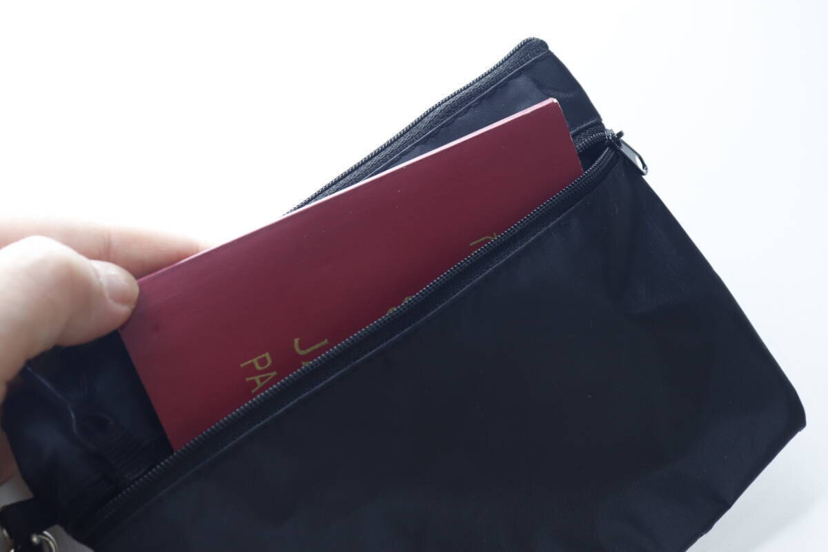 オマケ付きってズルい！こんなとこにも便利な機能が！200円は安すぎる優秀ポーチ