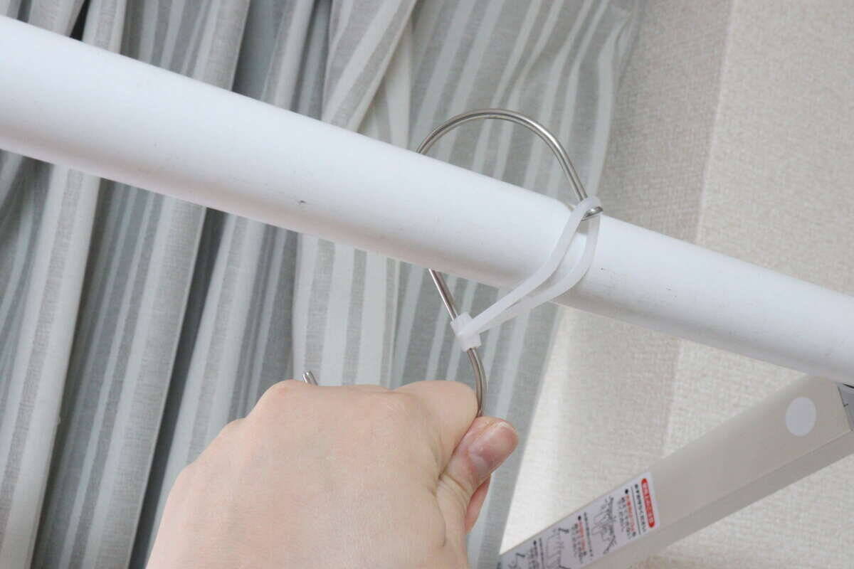 これ考えた人に大拍手！「毎回外れてストレスだった…」しっかり固定できる100均の便利フック