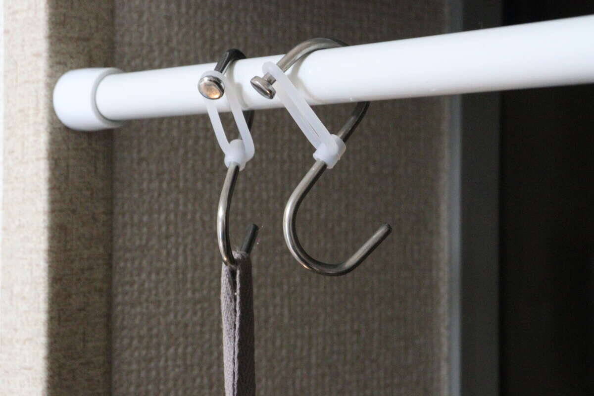 これ考えた人に大拍手！「毎回外れてストレスだった…」しっかり固定できる100均の便利フック