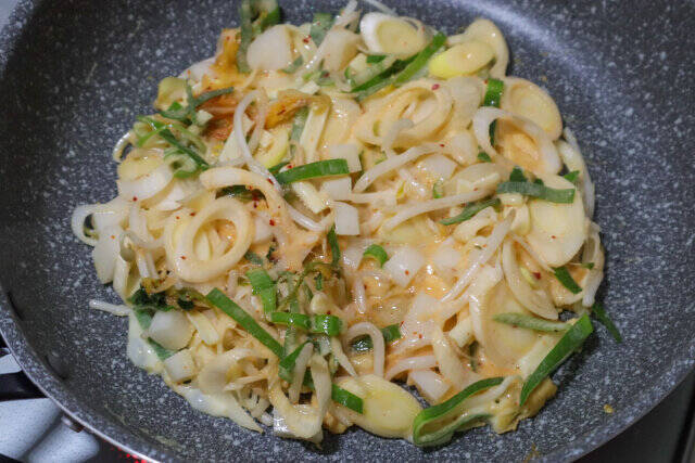 これならお正月の余ったお餅全部飽きずに食べられる！もっちもち「長ねぎの餅チヂミ」のレシピ