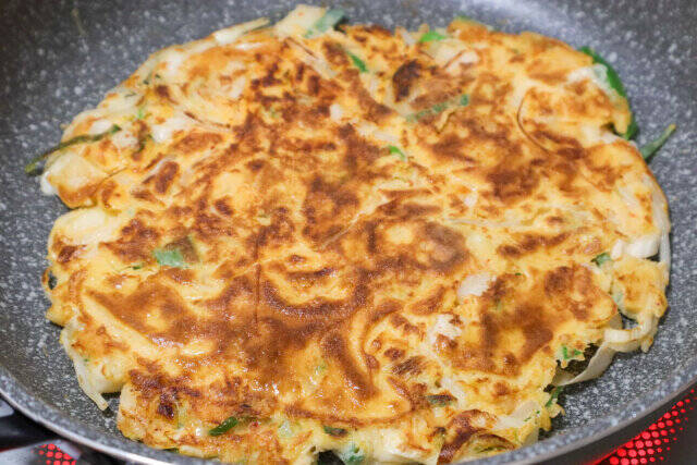 これならお正月の余ったお餅全部飽きずに食べられる！もっちもち「長ねぎの餅チヂミ」のレシピ