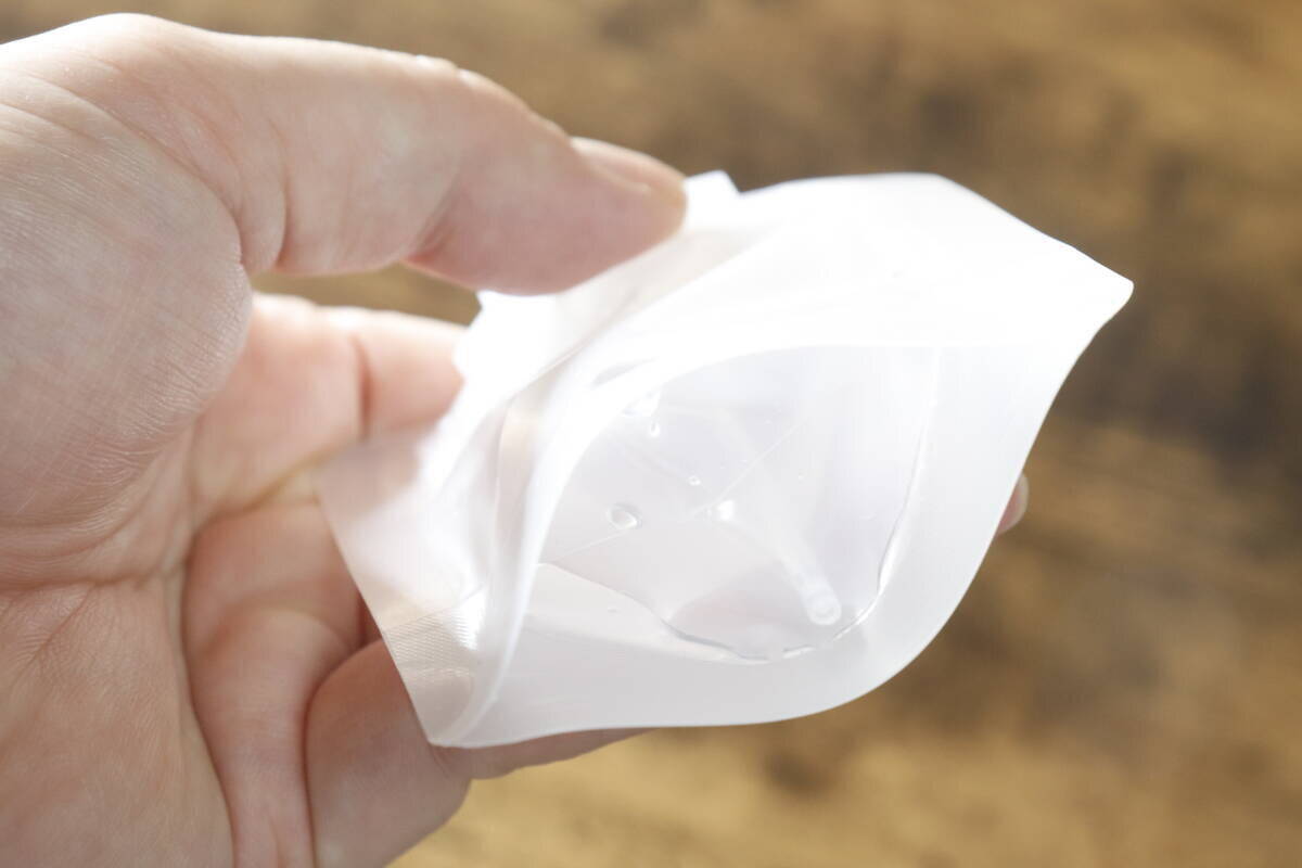 100均のパウチが理想的！「ミストが細かい！」「使用後はぺちゃんこ」旅行前に欲しい便利容器