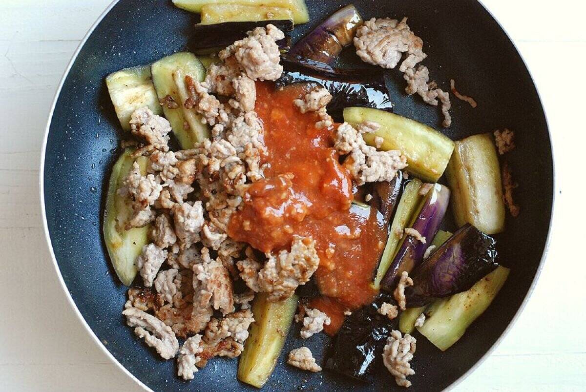 とろっとろのナスが主役！フライパンひとつでできる！なすとひき肉の味噌ケチャ炒め