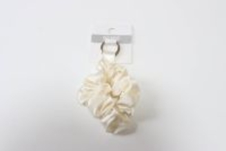 100均に良いの売ってるよ！手首につけっぱなし…から卒業♡普通のとは一味違うシュシュ