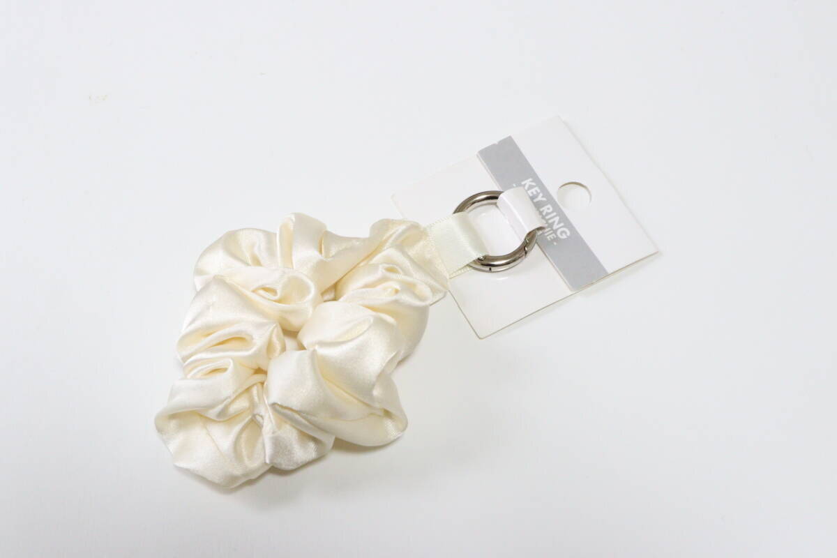 100均に良いの売ってるよ！手首につけっぱなし…から卒業♡普通のとは一味違うシュシュ