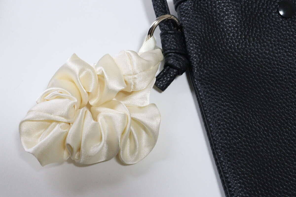 100均に良いの売ってるよ！手首につけっぱなし…から卒業♡普通のとは一味違うシュシュ