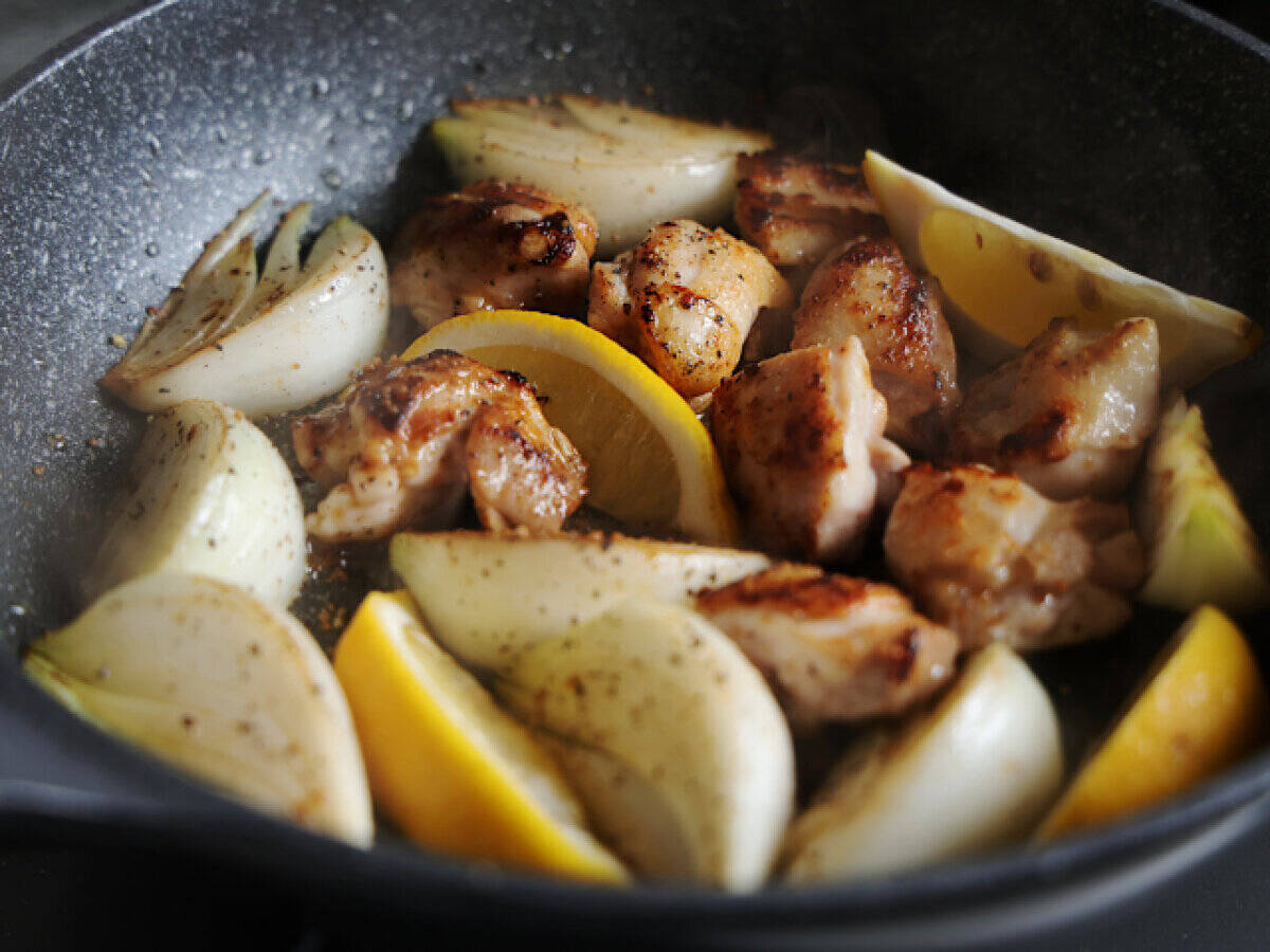 新玉ねぎと鶏肉がこんなに合うなんて…！さっぱり爽やか！鶏肉と新玉ねぎのレモンペッパー炒め