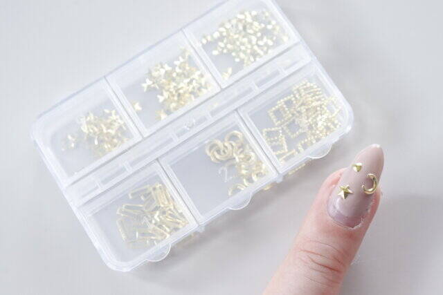 ダイソーに売ってていいヤツ…！？100円なのに高級感が凄い♡クオリティ高すぎなネイルパーツ